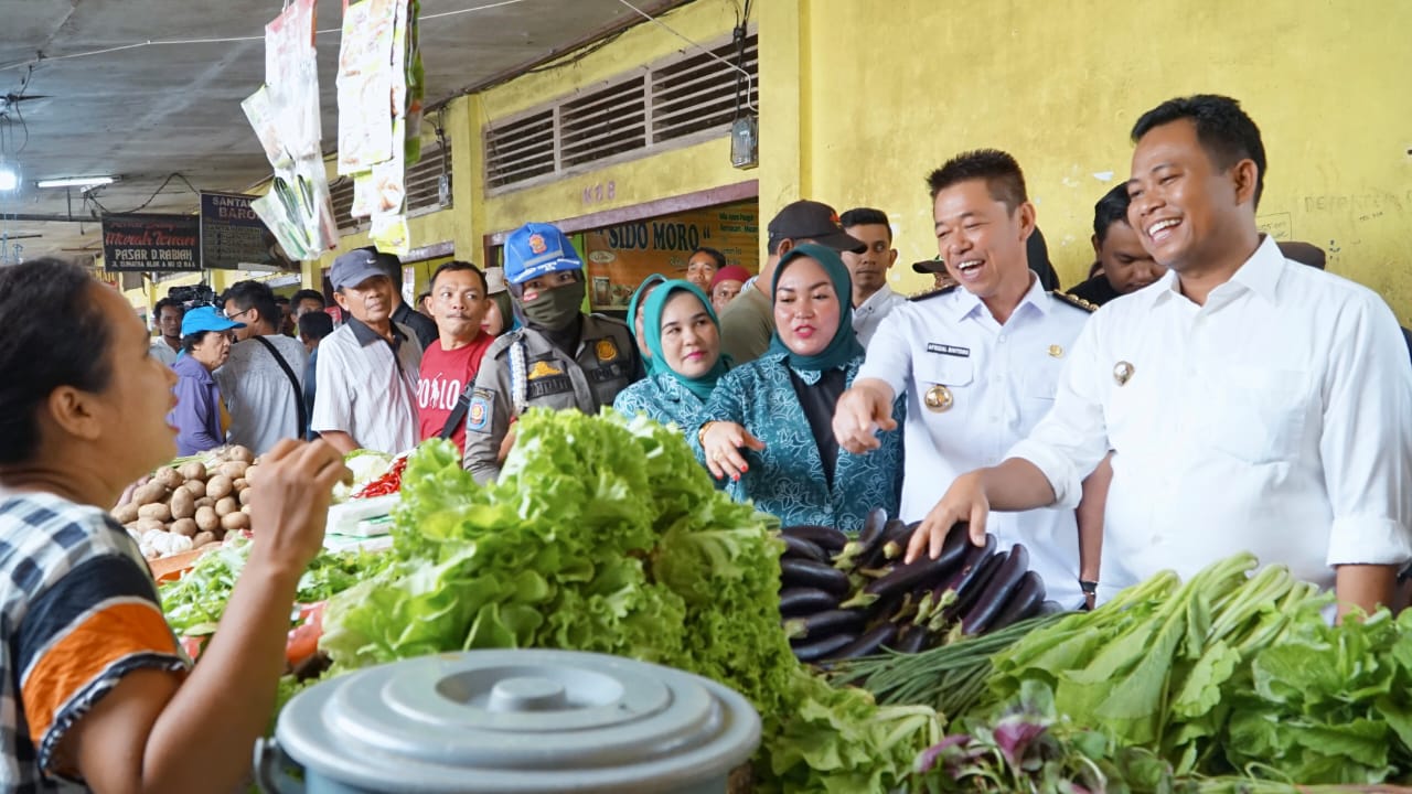Bupati Rohil Cek Harga Sembako di Pasar Datuk Rubiah