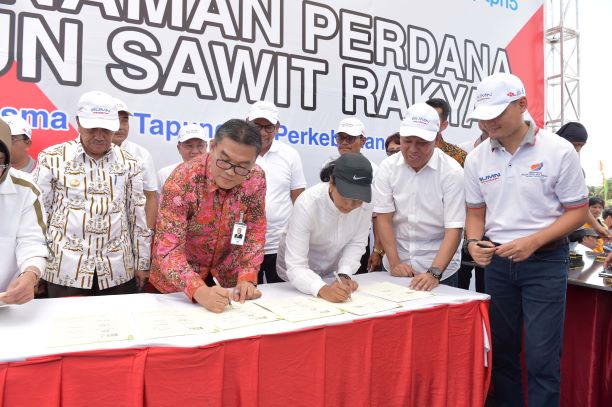Bersama Menteri BUMN, Dirut Bank Riau Kepri Teken MoU 