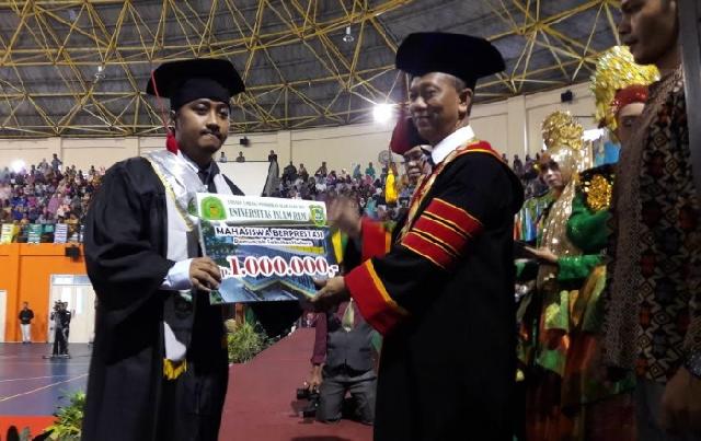 1.001 Mahasiswa UIR Diwisuda, 10 Terima Reward