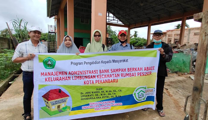 Tim PKM Dosen Fekon Unilak Bantu Manajemen Bank Sampah di Rumbai Pesisir