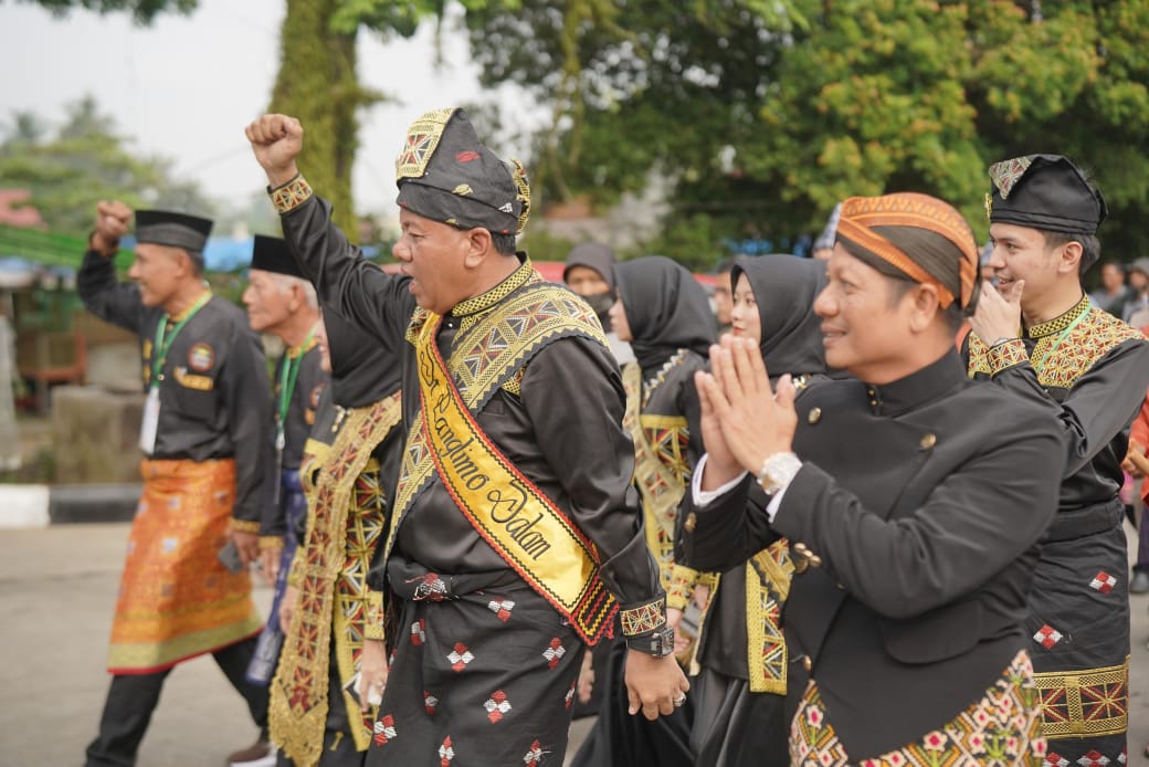 Besok! Bupati Suhardiman dan Wabup Muklisin Bakal Terima Gelar Adat
