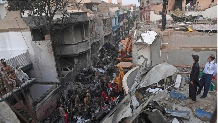Cerita Korban Selamat Pesawat Jatuh di Pakistan: Saya Hanya Bisa Melihat Api