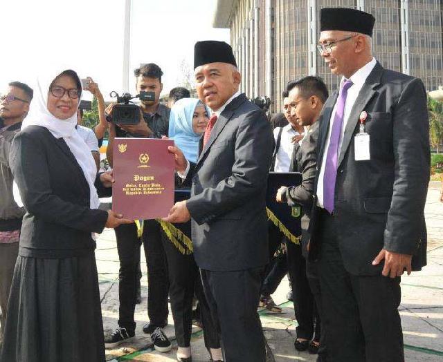 Pimpin Upacara Hari Guru, Gubri Serahkan Penghargaan kepada Guru Berprestasi