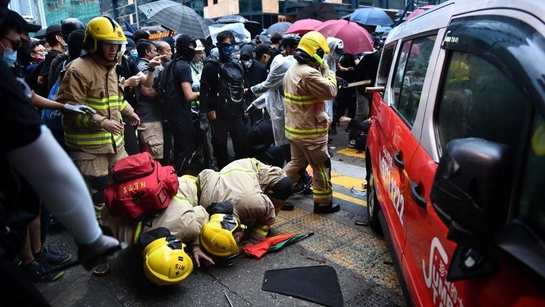 Video Mengerikan..! Taksi Tabrak Kerumunan Demonstran, Sopir Babak Belur Dihajar Massa