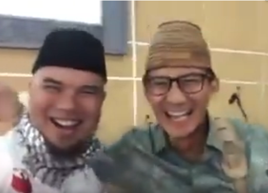 VIDEO: Pendukung Dibikin Gemas, Sandi Cium Pipi Ahmad Dhani
