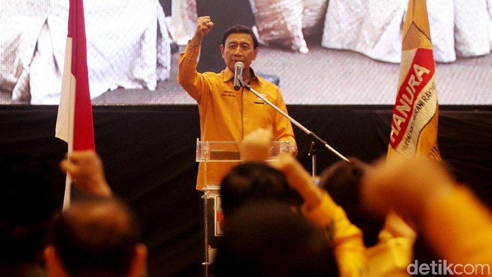Masuk Lingkaran Jokowi, Wiranto 'Ditendang' Partai Sendiri