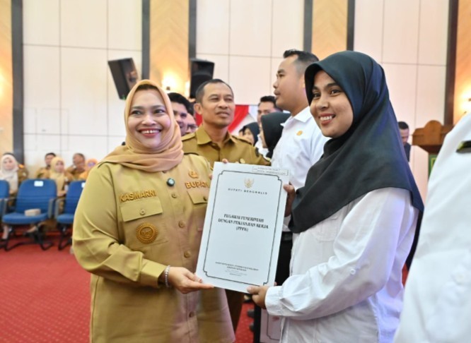 Bupati Kasmarni Serahkan 389 SK PPPK Formasi 2024