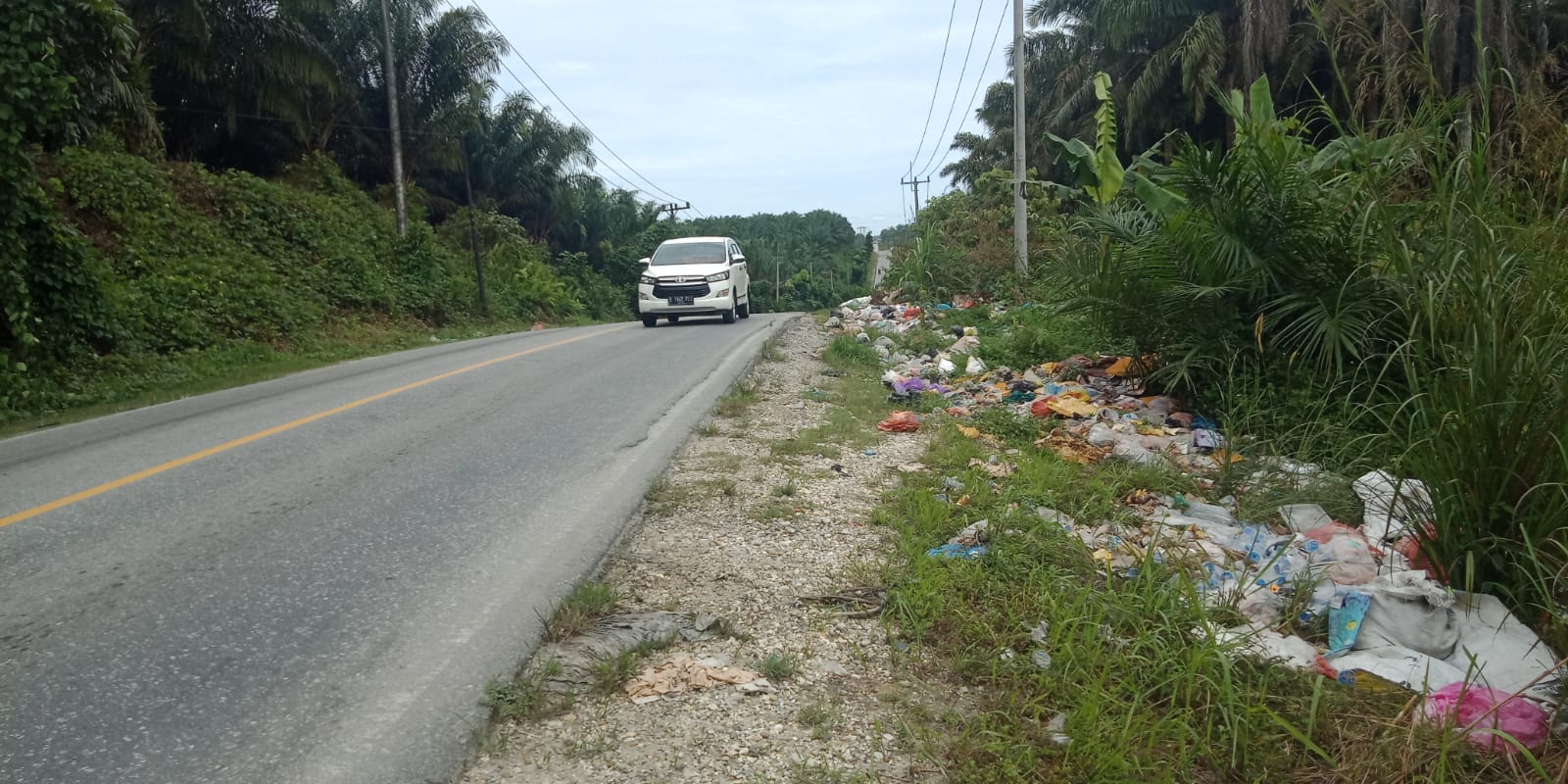 Kesadaran Masyarakat Minim, Warga Buang Sampah Sembarangan di Pinggir Jalan