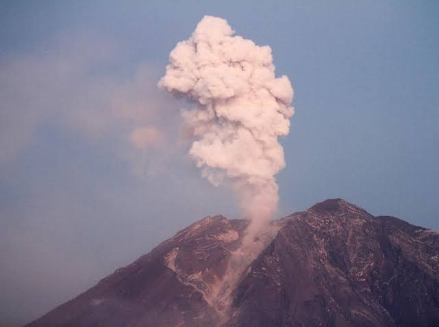 Gunung Semeru Erupsi, Keluarkan Abu Vulkanik 800 Meter