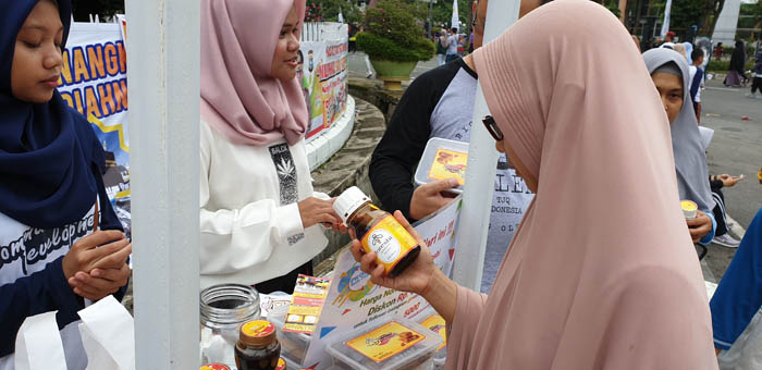 Masyarakat Riau Bisa Nikmati Madu Hutan Asli Langsung dari Sarang Lebah