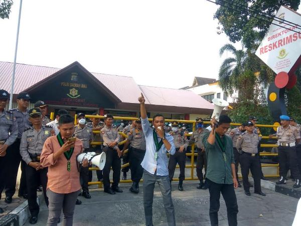 Gelar Aksi di Polda Riau, HMI Pekanbaru Minta KPK Usut Tuntas Kasus Korupsi Jembatan di Kampar