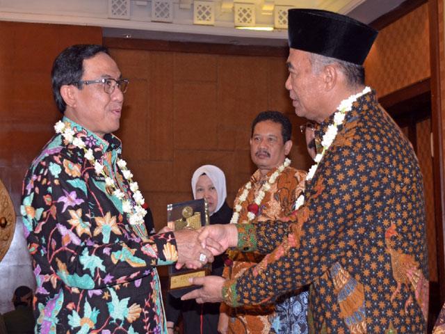 Bupati Terima Penghargaan  Kawastara Pawitra