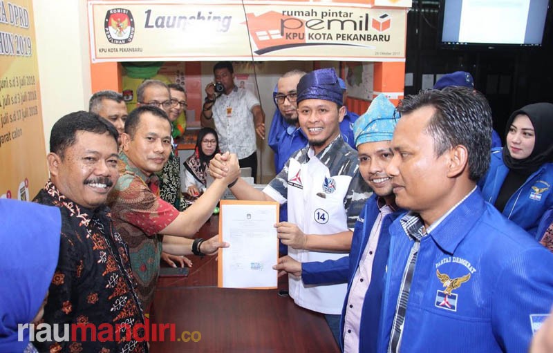 Daftarkan Bacaleg ke KPU Pekanbaru, Agung Optimis Demokrat Menangkan Pemilu 