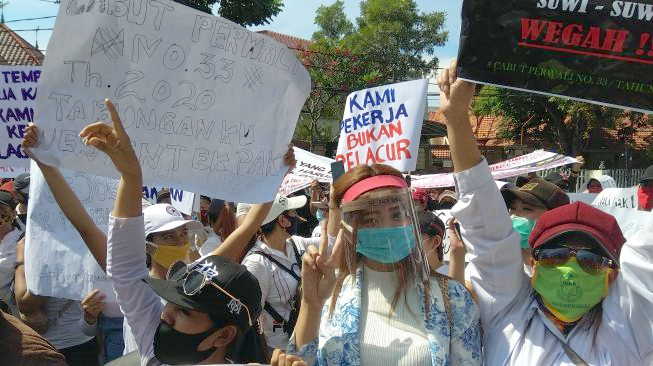 Demo di Kantor Wali Kota Surabaya, Massa Bawa Poster 'Kami Pekerja Bukan Pelacur'