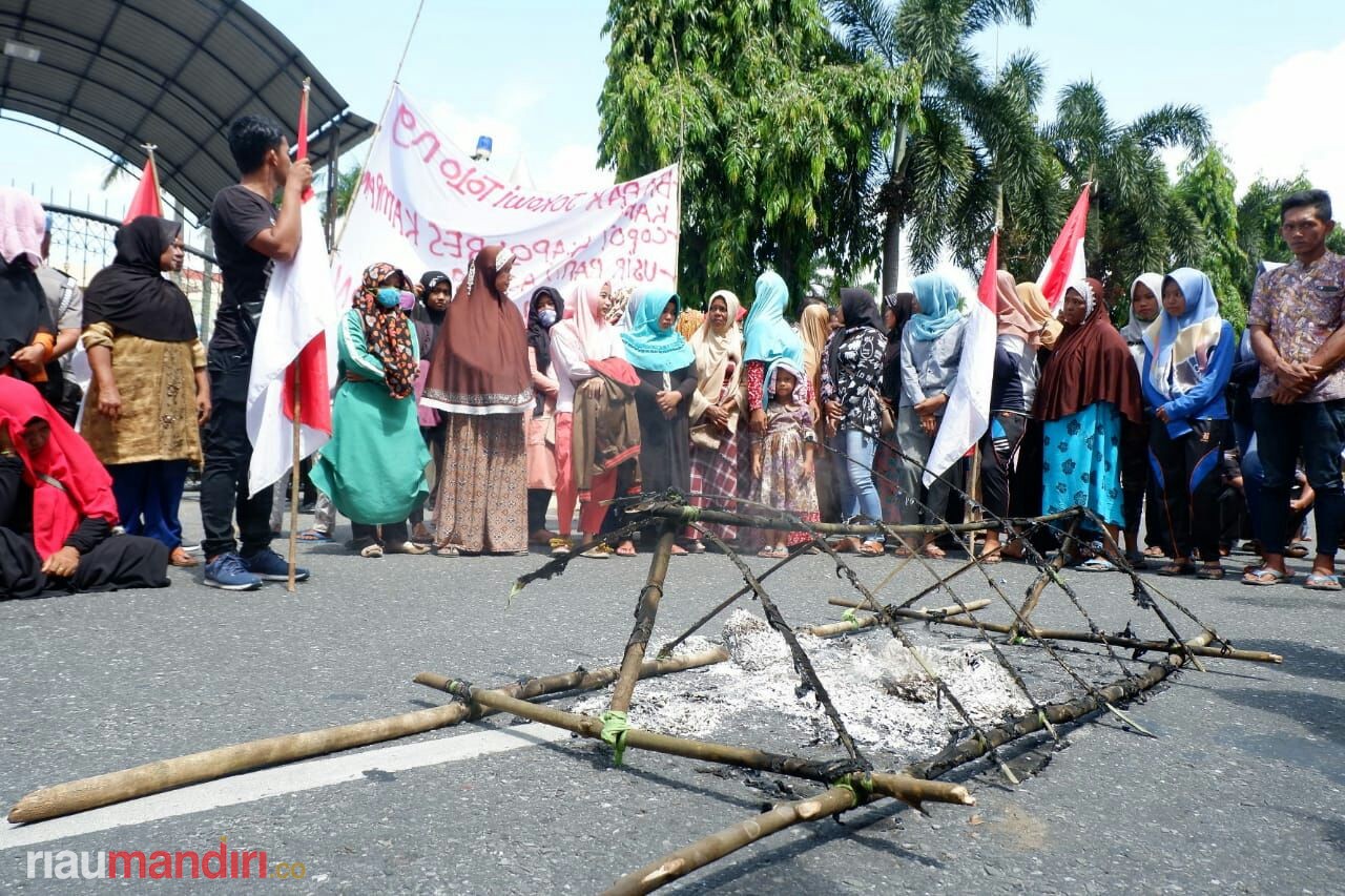 Ini Tuntutan Warga Desa Koto Aman Kampar Saat Demo di Mapolda Riau