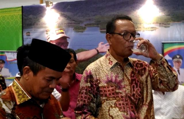 Di Riau Expo 2017 Bupati Azis Teguk Segarnya Nira Aren 'Tuhan' Asal Kampar
