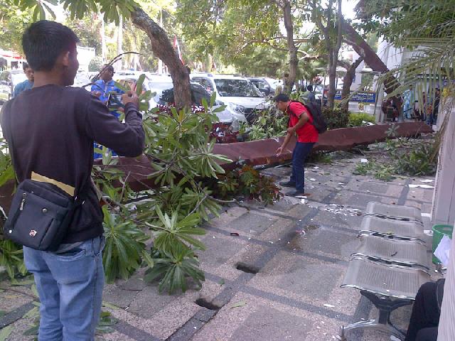 Kanopi Kantor BPT-PM Ambruk, Pegawai Berhamburan