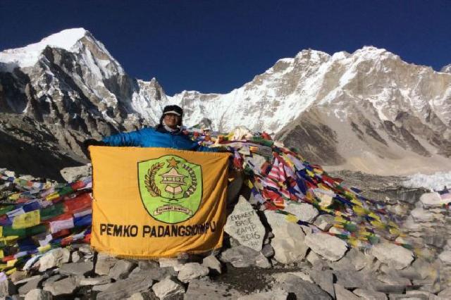 Bendera Padangsidimpuan Berkibar di Puncak Everest