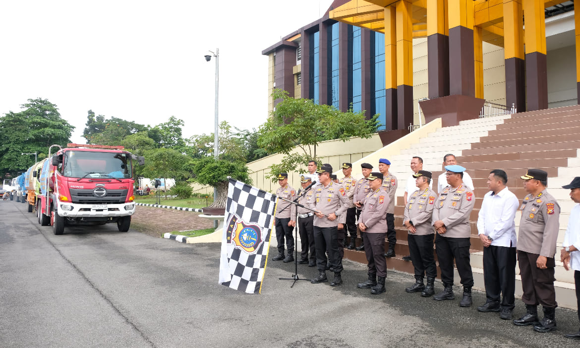 Prabowo Lepas 30 Truk Tangki Air Polda Riau ke Kabupaten Agam