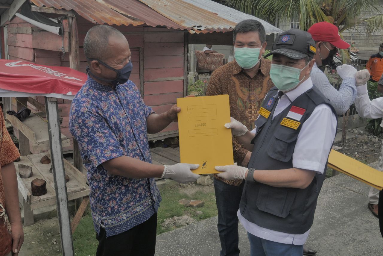 Gubernur Riau Bersama Srikandi PKK Bagikan 10 Ribu Masker di Bengkalis