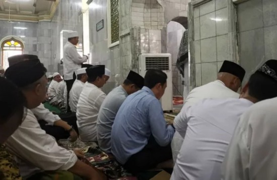 Prabowo Salat Jumat di Masjid Kauman, Duduk di Saf Depan