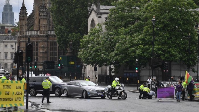 Mobil PM Inggris Boris Johnson Terlibat Tabrakan Beruntun di London