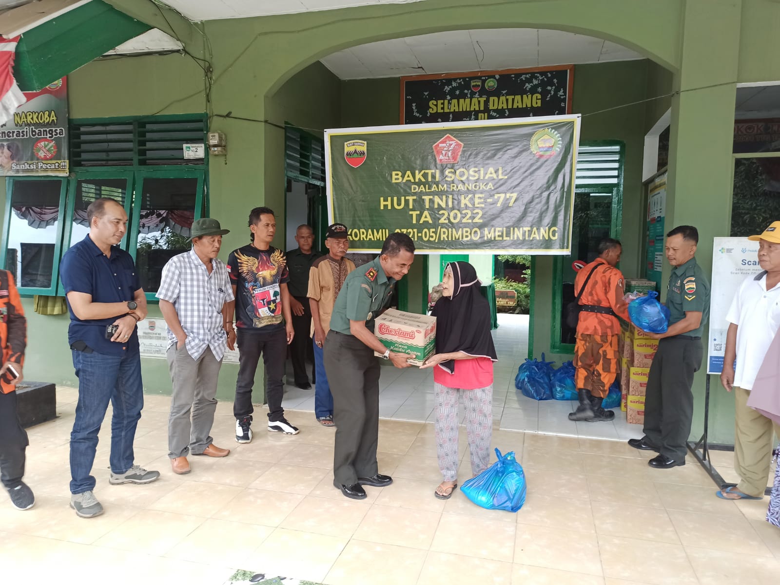 HUT TNI ke-77,  Koramil 05/Rimba Melintang Berikan 100 Paket Sembako untuk Dhuafa dan Panti Jompo 