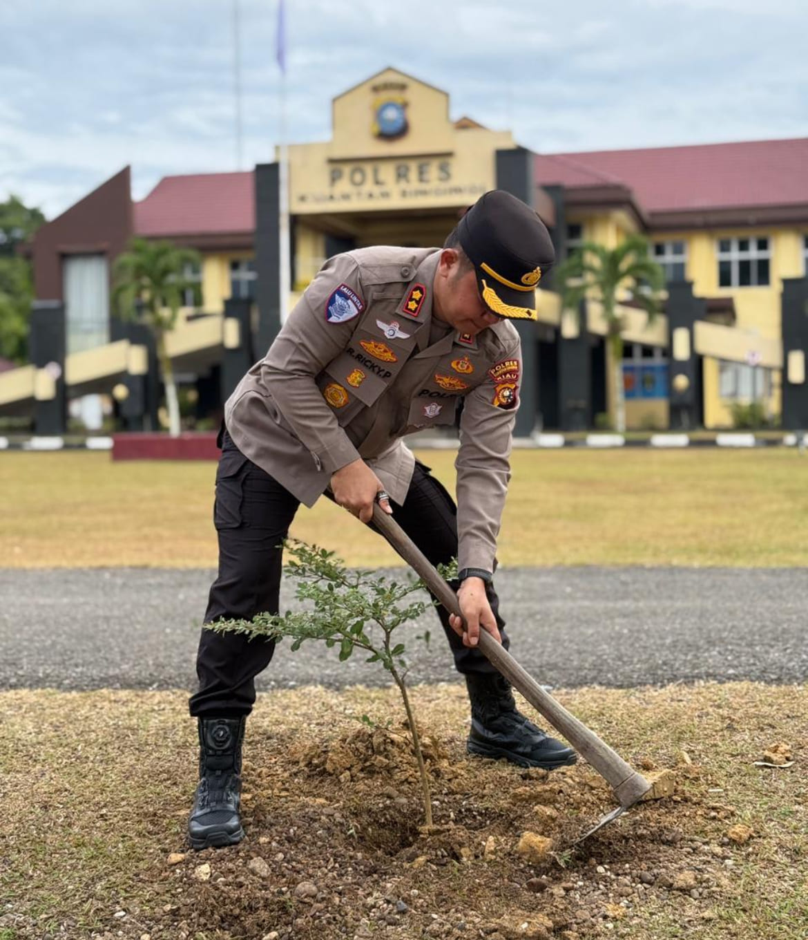 Penanaman Serentak, Kapolres AKBP Ricky Tanam Pohon di Mapolres Kuansing