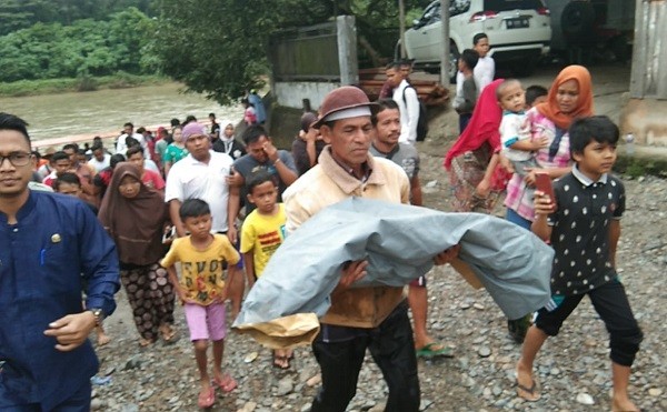 Bocah 3 Tahun yang Hanyut di Sungai Rokan Ditemukan di Rerumpun Bambu