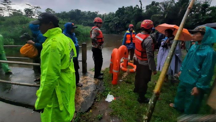 Siswa SMP Korban Tewas Susur Sungai Ditemukan Tersangkut di Jembatan