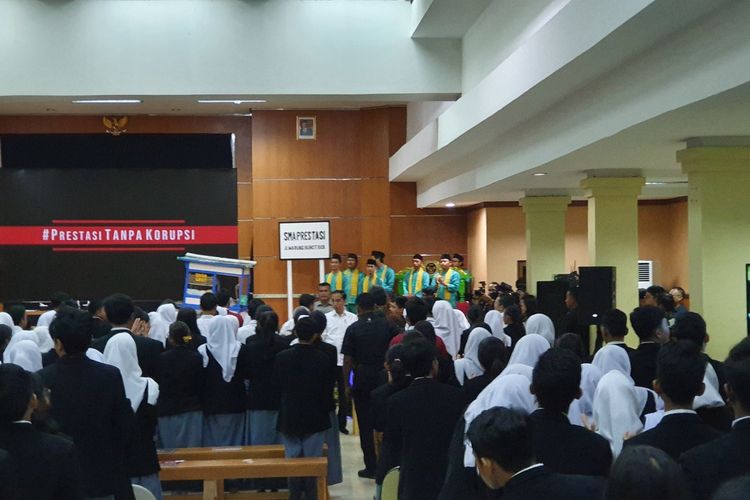 Jokowi Peringati Hari Antikorupsi Sedunia di SMK 57, Utus Wapres ke KPK