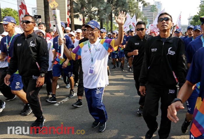 Meriahkan Asian Games, Managing Director Sinar Mas Berlari Arak Obor