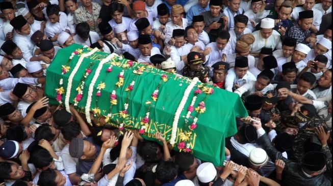 Lantunan Ayat Al Quran dan Tauhid Sambut Jenazah Gus Sholah di Tebu Ireng