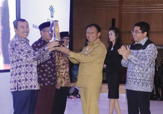 Bupati Syamsuar Terima Piala PTSP Nasional