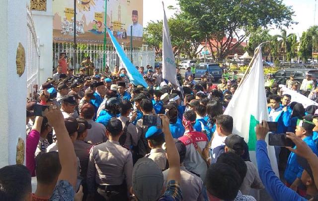 Puluhan Mahasiswa BEM UIR Blokir Jalan, Nyaris Bentrok dengan Polisi