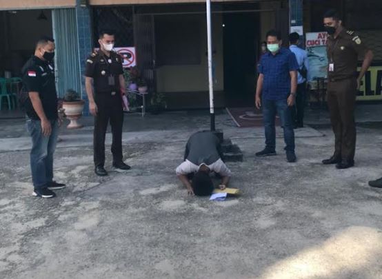Dimaafkan dan Lepas dari Tuntutan Pidana, Tersangka Pencurian HP Sujud Syukur