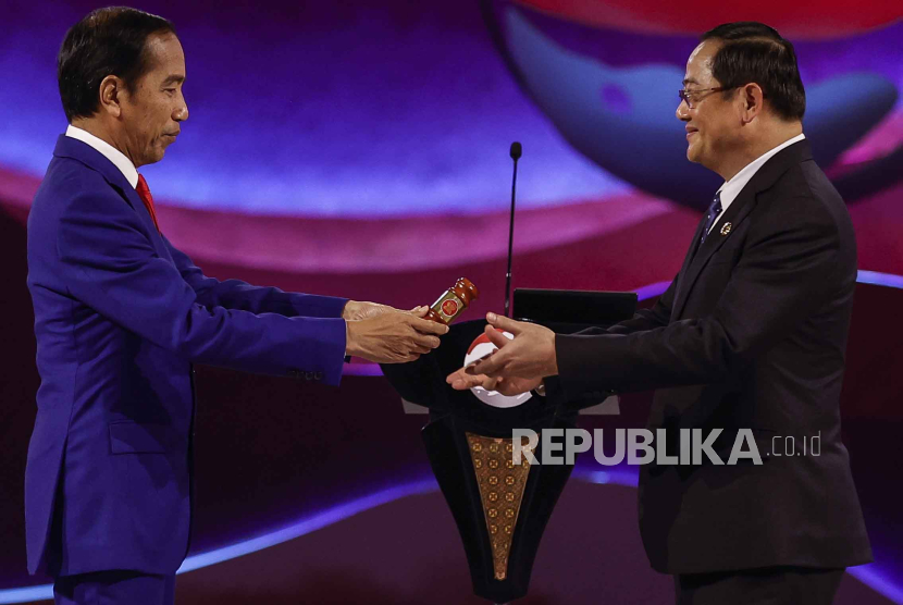 KTT ASEAN ke-43 Usai, Jokowi Serahkan Keketuaan ke Laos