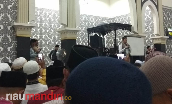 Dengar Tausiah UAS, Lautan Manusia Padati Masjid Agung Meranti