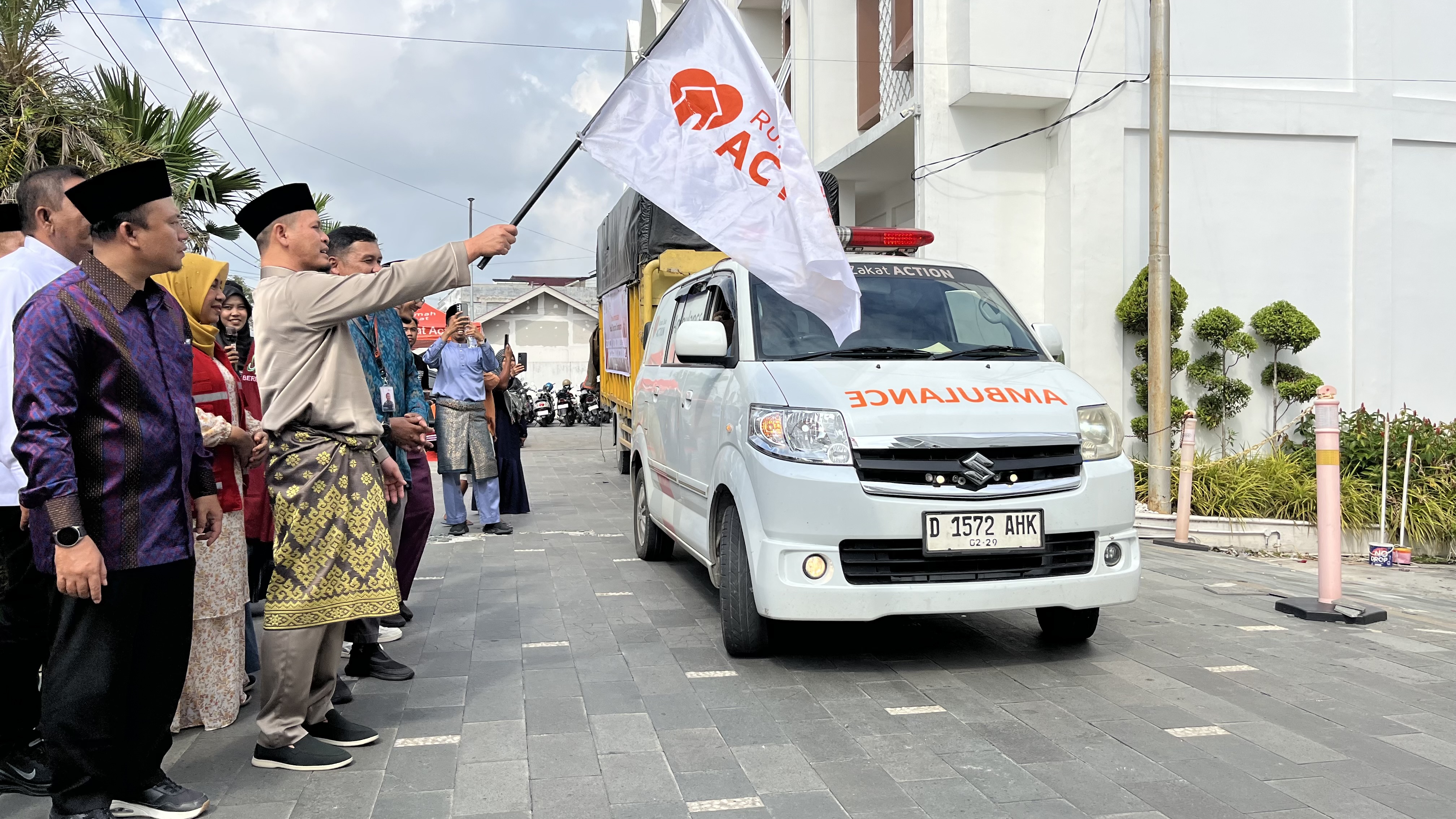 Wako Agung Lepas Truk Kemanusiaan Rumah Zakat Riau Menuju Tapanuli Selatan