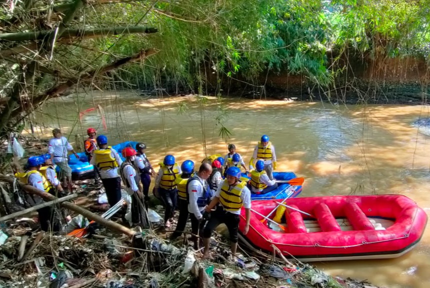 Hampir Seribu Orang Ikut Gerakan Bersih Sungai Ciliung