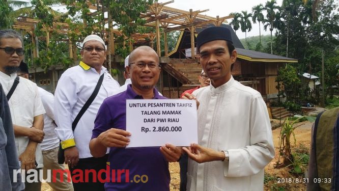 PWI Riau Serahkan Bantuan untuk Pondok Tahfiz Talang Mamak