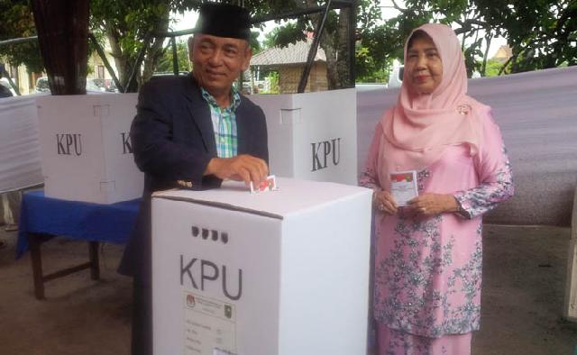 Bupati Pelalawan dan Istri Nyoblos di TPS 01 Terusan Baru