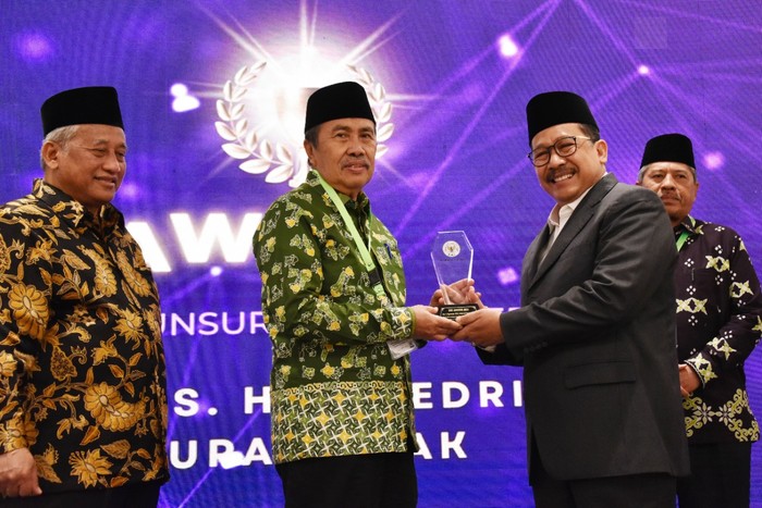Gubri Syamsuar Dianugerahi Penghargaan Sebagai Tokoh Wakaf Nasional