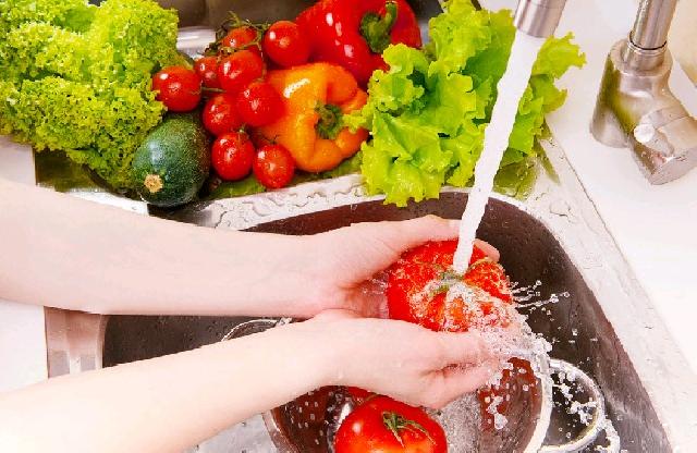 2 Langkah Efektif Mencuci Buah dan Sayur