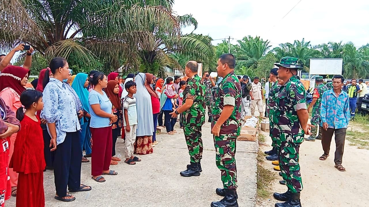 Danrem 031/Wira Bima Brigjen TNI Dany Salurkan Bantuan Korban Banjir di Rohul