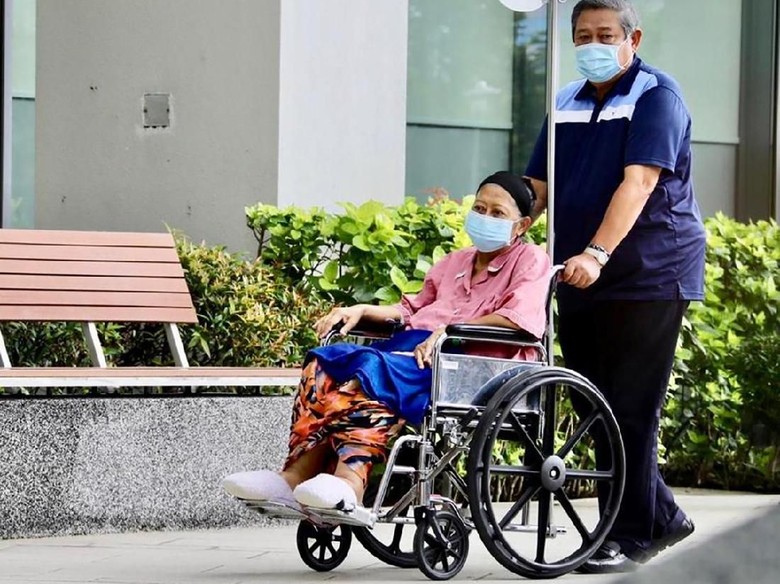 Saat Dampingi Bu Ani, SBY: Perawat Rumah Sakit Katakan Madam Ani Strong Woman