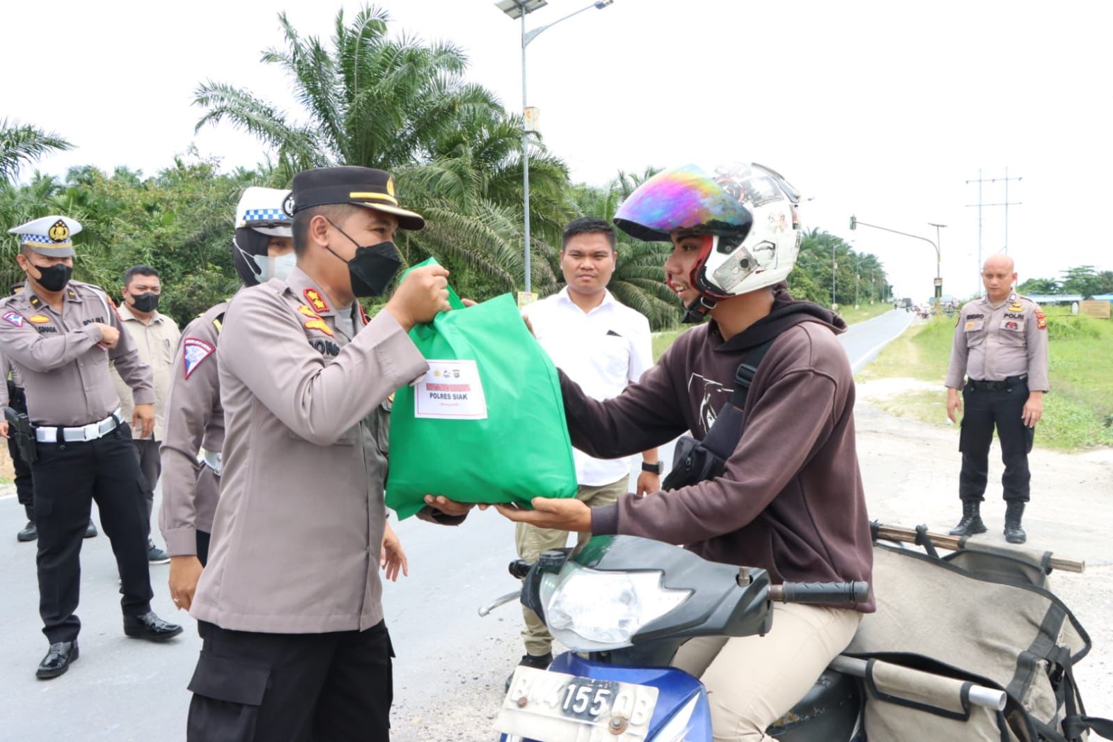 Polres Siak dan Jajaran Bagikan 650 Paket Sembako