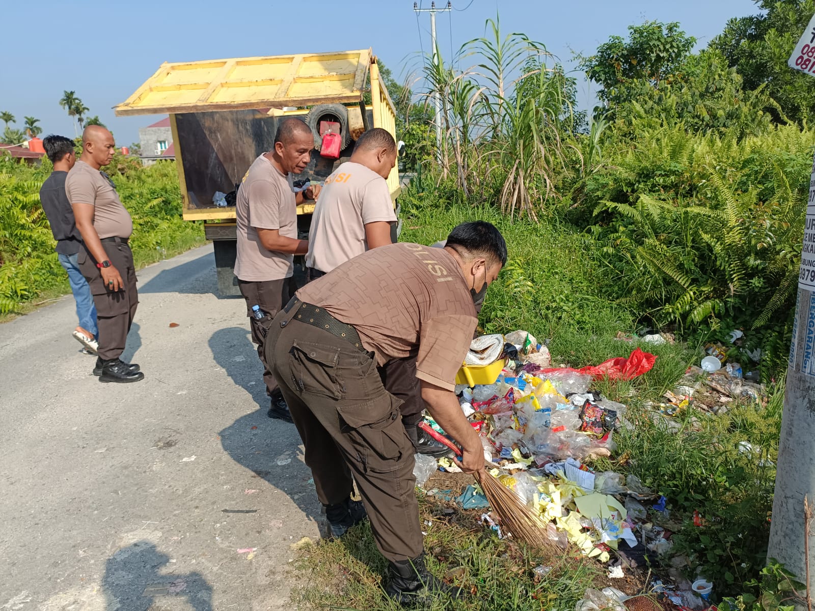Polresta Pekanbaru Bersihkan Tumpukan Sampah
