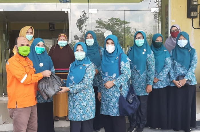 SKK Migas - EMP Bentu Ltd Serahkan Bantuan Sembako ke Pemkab Pelalawan