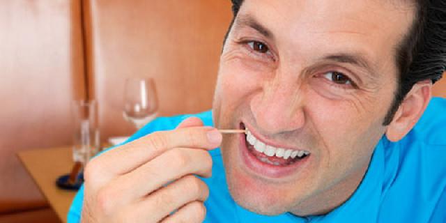 7 Dampak Negatif dari Pemakaian Tusuk Gigi